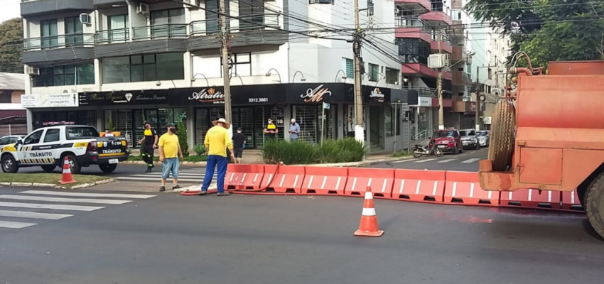 Prefeitura fecha cruzamento da avenida Fernando Machado com a Guaporé