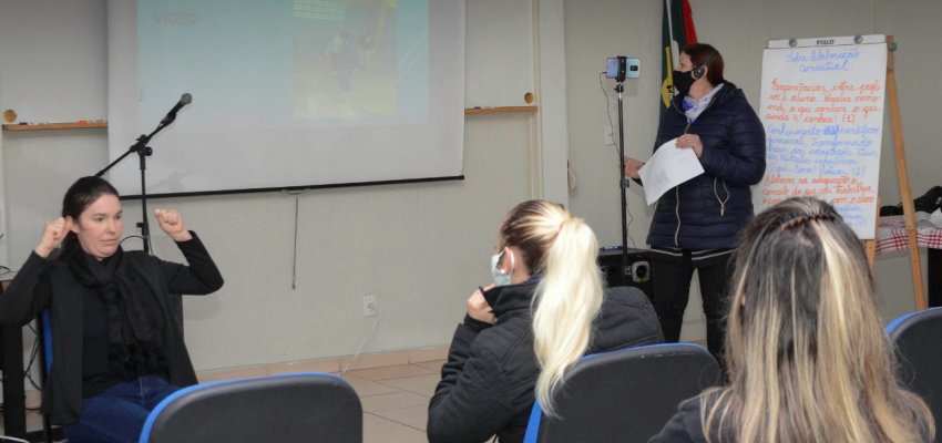 Secretaria promove formação para profissionais da Educação Especial