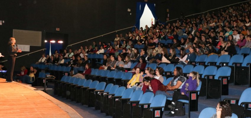 Professores estudam a Base Nacional Comum Curricular