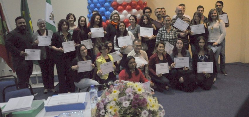 Cursos de ingl&ecirc;s e inform&aacute;tica s&atilde;o oferecidos &agrave; popula&ccedil;&atilde;o 