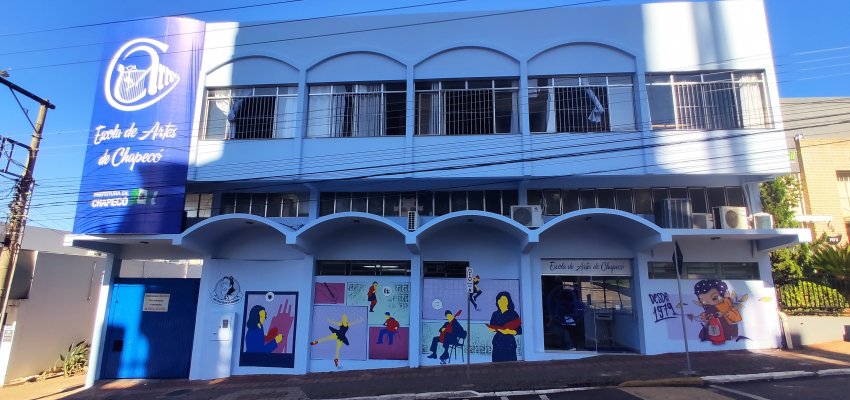 Escola de Artes de Chapec&oacute; retoma atividades com fachada renovada