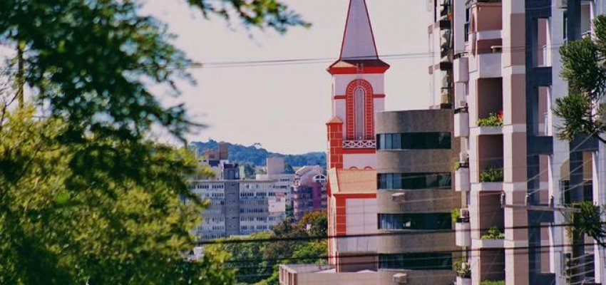 Poda de árvores na avenida Getúlio Vargas