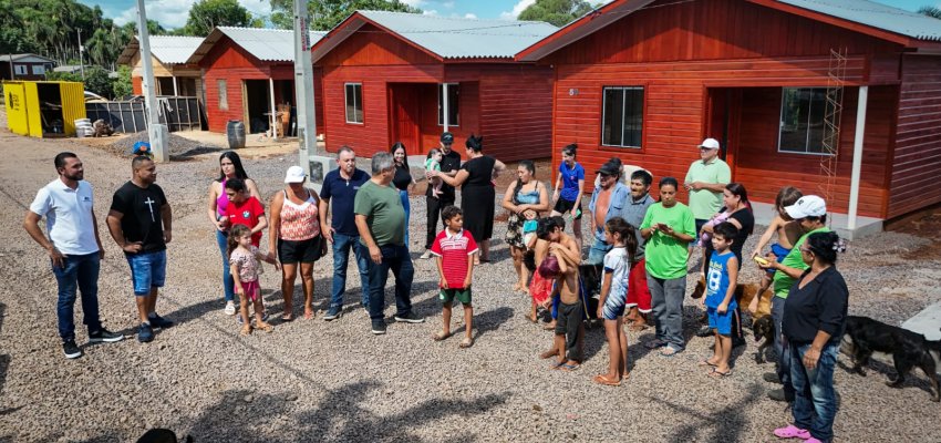 Prefeitura de Chapec&oacute; entrega casas para fam&iacute;lias realocadas