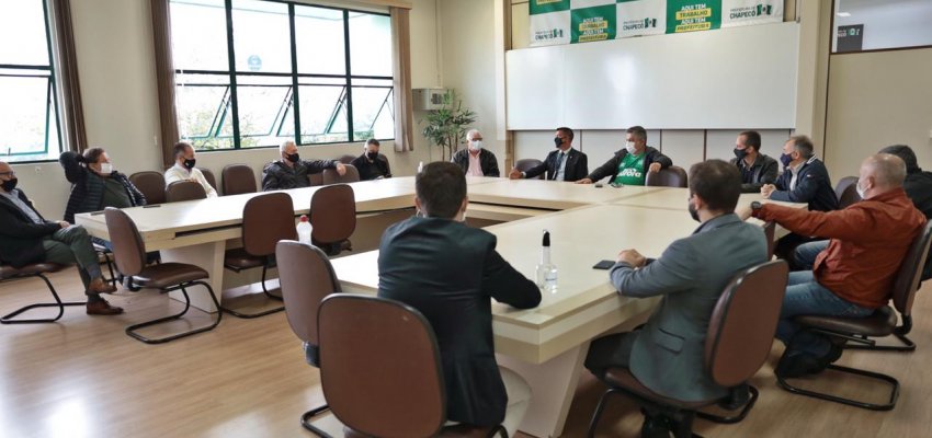 Administração reúne concessionária do aeroporto e donos de hangares