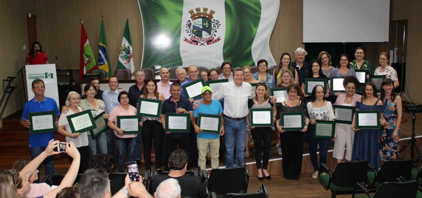 Servidores com mais de 30 anos dedicados a Chapecó são homenageados