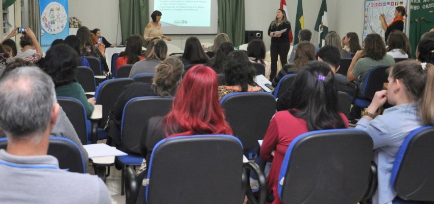 Professores trocam experi&ecirc;ncias atrav&eacute;s da apresenta&ccedil;&atilde;o de trabalhos 