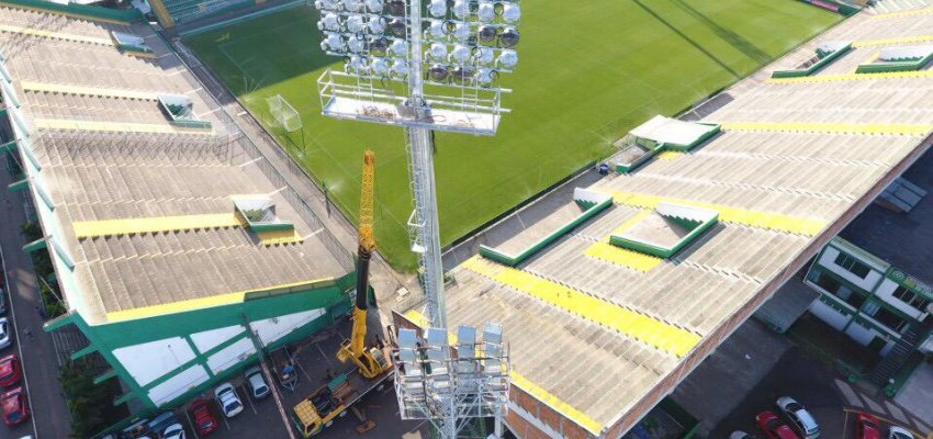 Projetores de ilumina&ccedil;&atilde;o est&atilde;o em instala&ccedil;&atilde;o na Arena Cond&aacute;
