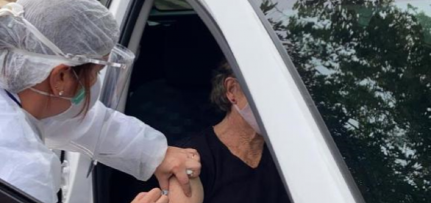 Segue vacinação para idosos entre 80 e 82 anos