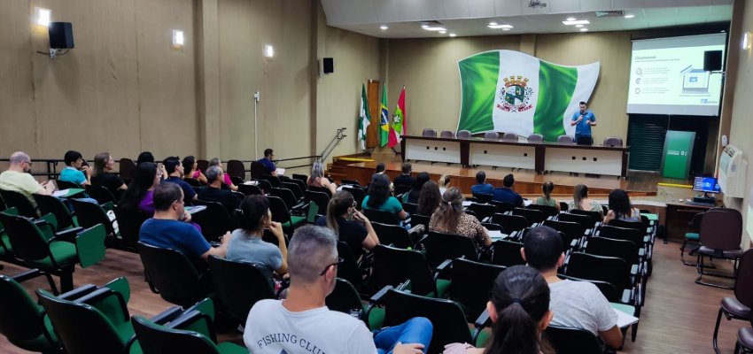 Equipe gestora das escolas municipais recebem forma&ccedil;&atilde;o sobre utiliza&ccedil;&atilde;o de Chromebooks