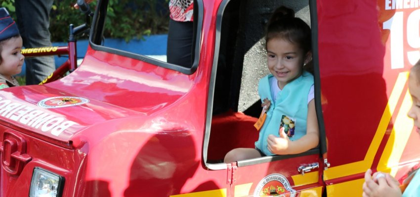 Chapec&oacute; Crian&ccedil;a recebe Miniatura de Ambul&acirc;ncia e botoeira