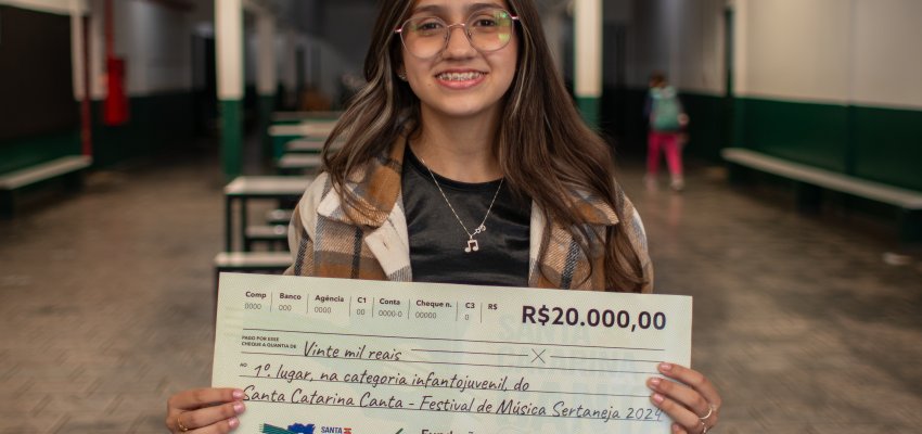 Aluna da Rede Municipal vence Festival Santa Catarina Canta