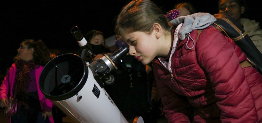 Alunos observam o c&eacute;u com telesc&oacute;pio na EPC Cyro Sosnosky