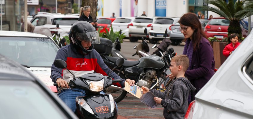 Crian&ccedil;as distribuem panfletos informativos de �conscientiza&ccedil;&atilde;o para um tr&acirc;nsito seguro�