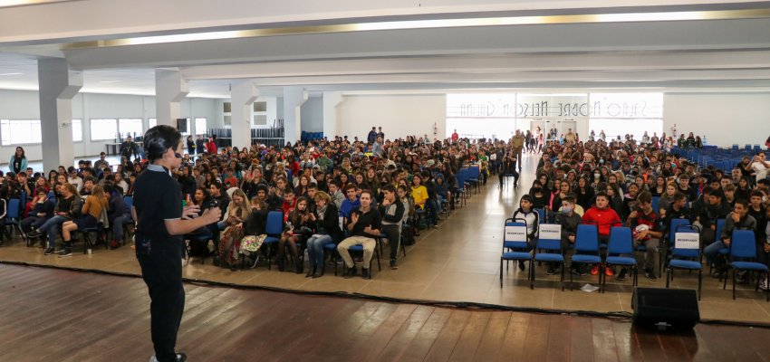 Mais de 1,8 mil alunos participam de palestra motivacional