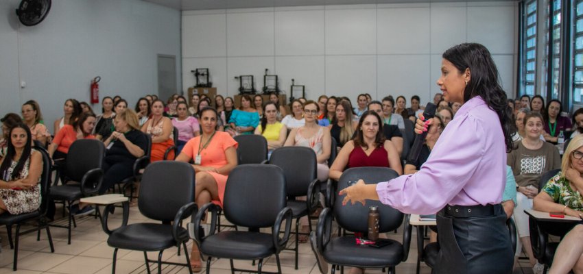 Servidoras da Secretaria de Educa&ccedil;&atilde;o participam de palestra