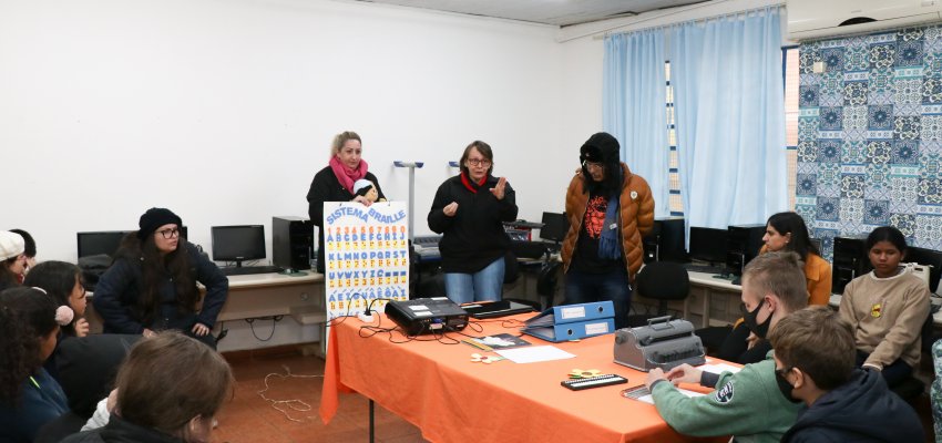 Escola de Chapec&oacute; trabalha defici&ecirc;ncia visual com representante da Adevosc