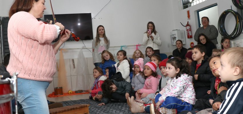 Crian&ccedil;as do CEIM Le&atilde;ozinho aprendem com atividades de musicaliza&ccedil;&atilde;o
