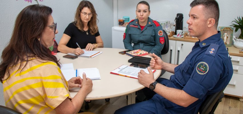 Secretaria de Educa&ccedil;&atilde;o firma novos projetos com o Corpo de Bombeiros de Chapec&oacute;
