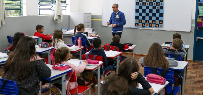 Estudantes da EBM Ol&iacute;mpio Correa Figueir&oacute; aprendem xadrez