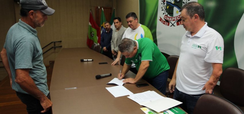 Prefeitura de Chapecó assina contratos de habitação com trinta famílias