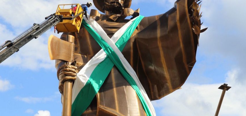 Prefeitura de Chapecó enfeita o monumento O Desbravador com as cores verde e branca