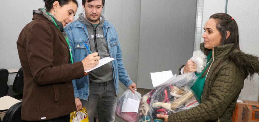 Servidores da Secretaria de Educação arrecadam roupas para estudantes