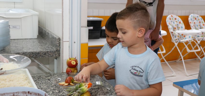 Esculturas de alimentos encantam crianças no CEIM Juliana