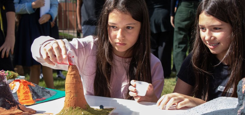 Estudantes do 7&ordm; ano da EBM Jacob Gisi aprendem sobre vulc&otilde;es e din&acirc;mica da Terra
