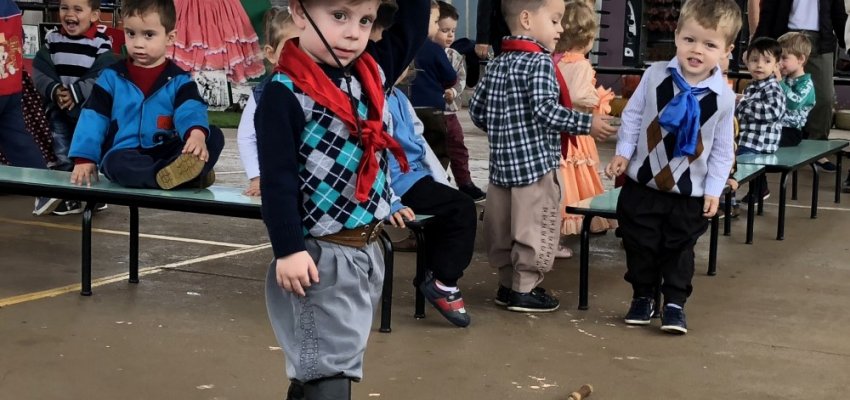 Tradi&ccedil;&atilde;o ga&uacute;cha &eacute; festejada em escolas de Chapec&oacute;