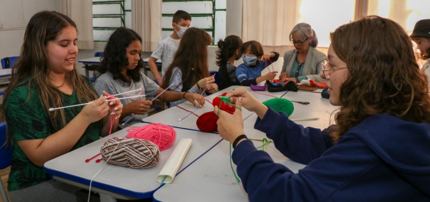 Fios de amor: alunos produzem mantas com t&eacute;cnicas de tric&ocirc; para doarem para colegas carentes