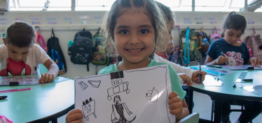 Crian&ccedil;as do CEIM Adelina Carlesso estudam planta baixa das casas