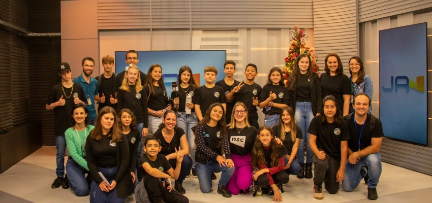 Estudantes da EBM Herbert de Souza visitam o Grupo NSC e o Diário do Iguaçu