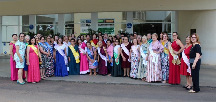 Baile da Saudade encerra atividades do ano com idosos de Chapec&oacute;