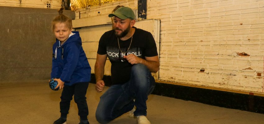 Crian&ccedil;as do CEIM Le&atilde;ozinho conhecem equipe de bocha de deficientes visuais de Chapec&oacute;