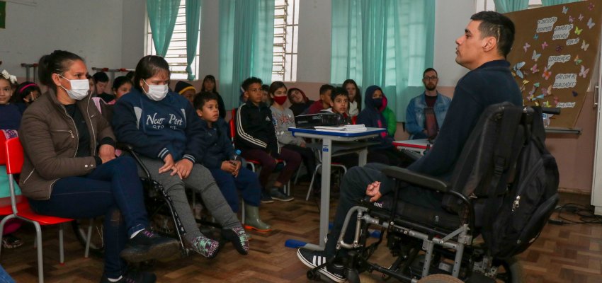 Alunos da EBM Clara Urmann aprendem sobre inclus&atilde;o