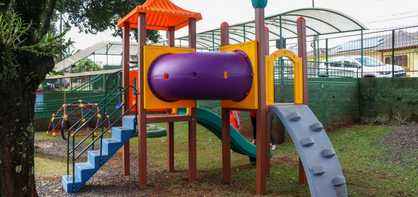 Escolas e CEIM`s da Rede Municipal de Ensino recebem parques e brinquedos infantis