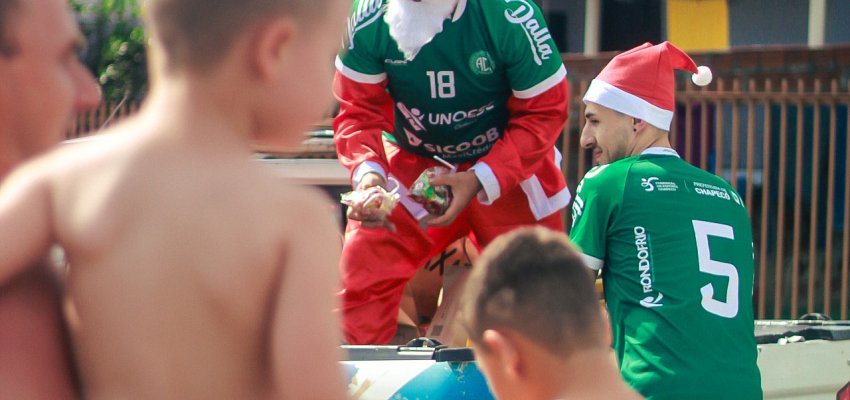 Chapecoense Futsal leva alegria a famílias de baixa renda