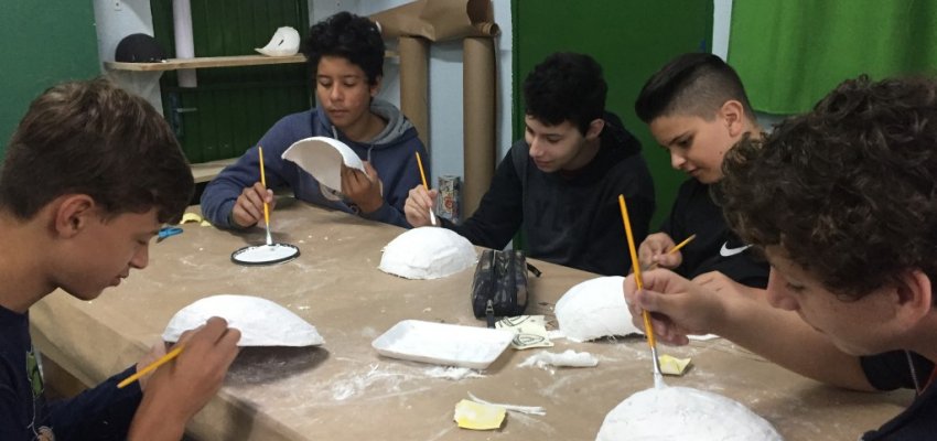 M&aacute;scaras ensinam arte ind&iacute;genas para alunos 