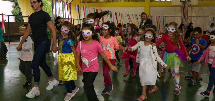 Carnaval &eacute; festejado em institui&ccedil;&otilde;es de ensino de Chapec&oacute;