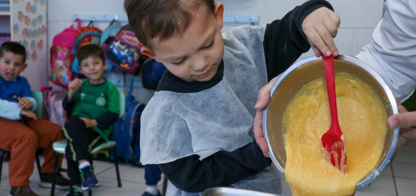 Crian&ccedil;as do CEIM do Com&eacute;rcio comemoram anivers&aacute;rio de Chapec&oacute; com bolo saud&aacute;vel
