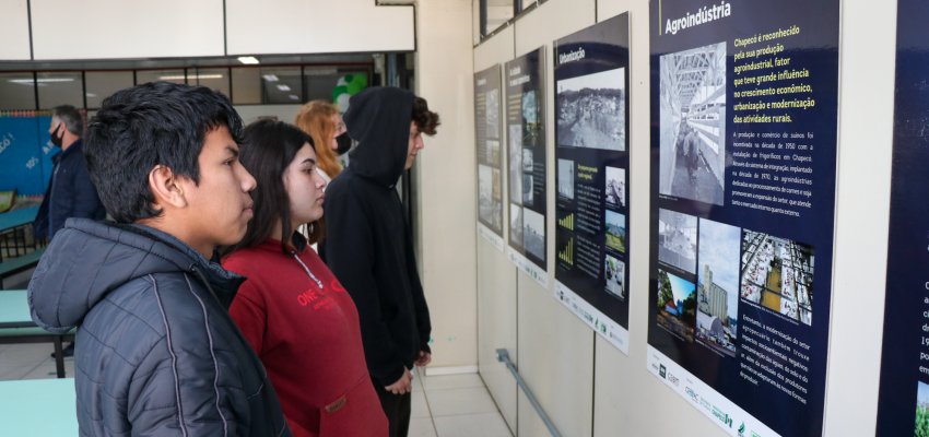 Exposi&ccedil;&atilde;o fotogr&aacute;fica conta a hist&oacute;ria de Chapec&oacute; para estudantes da EJA