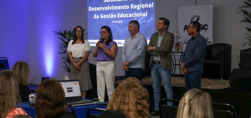Gestores da Rede Municipal de Ensino participam de Semin&aacute;rio da AMOSC