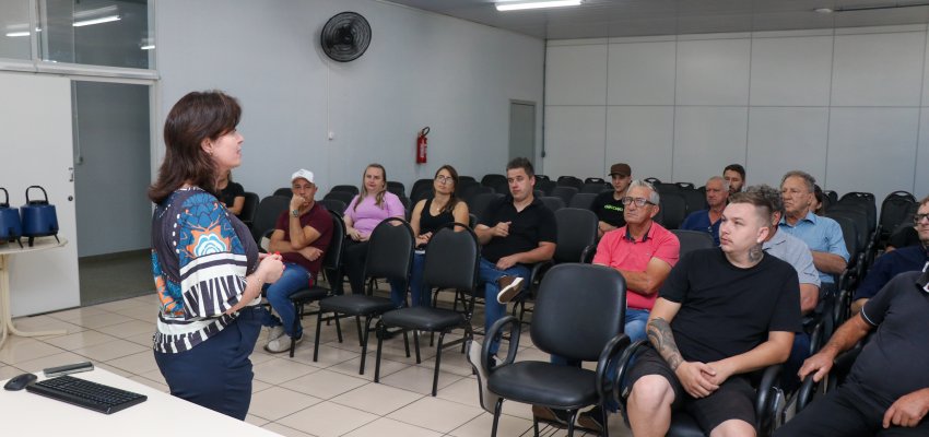 Secretaria de Educação realiza reunião com motoristas do transporte escolar
