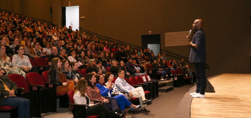 Servidores p&uacute;blicos municipais participaram de palestra de capacita&ccedil;&atilde;o