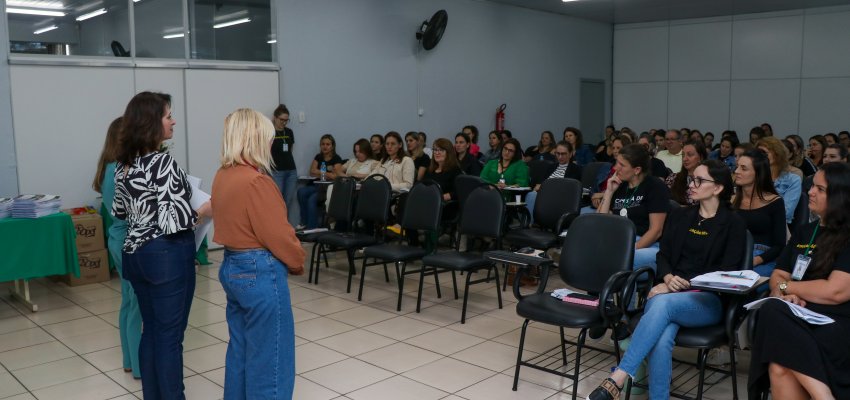 Revista de Arte e Língua Inglesa é entregue para Equipes Gestoras da Educação Infantil Municipal