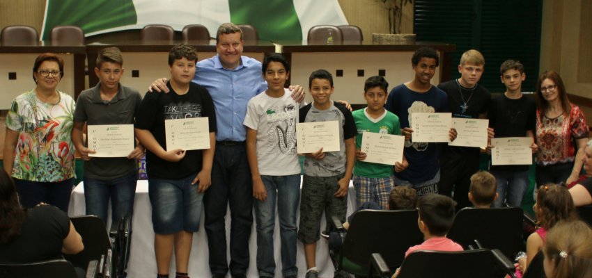 Alunos e professores s&atilde;o homenageados