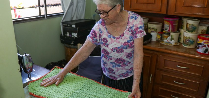 Costureira de 87 anos doa roupas de bonecas para Centro de Educação Infantil