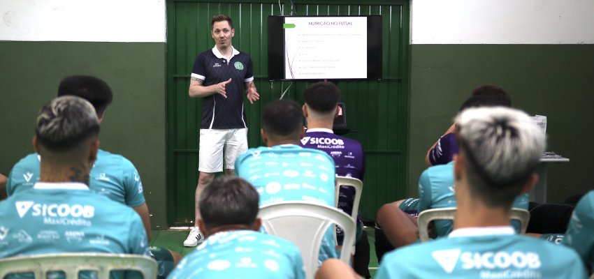 Jogadores da Chape Futsal assistem &agrave; palestra sobre nutri&ccedil;&atilde;o