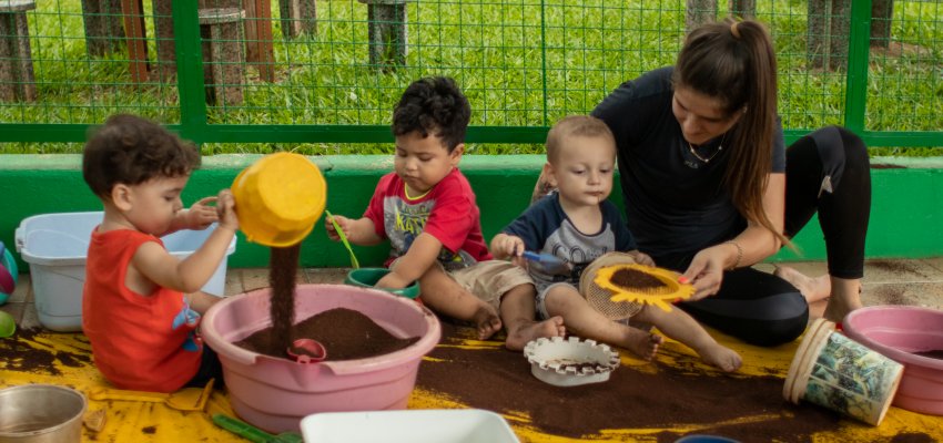 Bebês do CEIM Proteção fazem atividade com terra