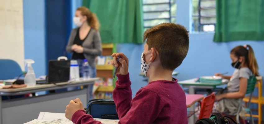 Rede municipal oferece livro didático de inglês desde o início do fundamental